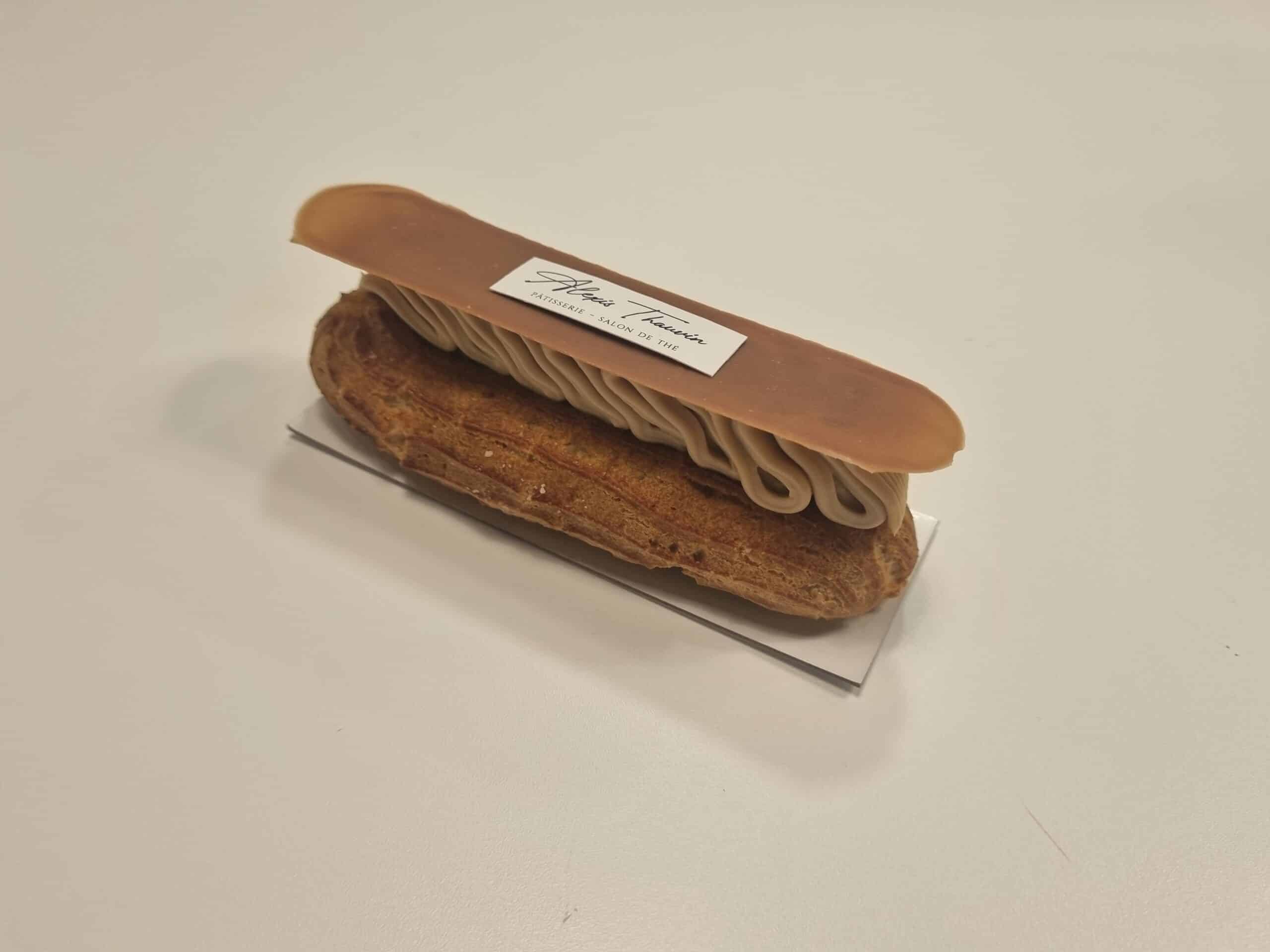 Eclair au café